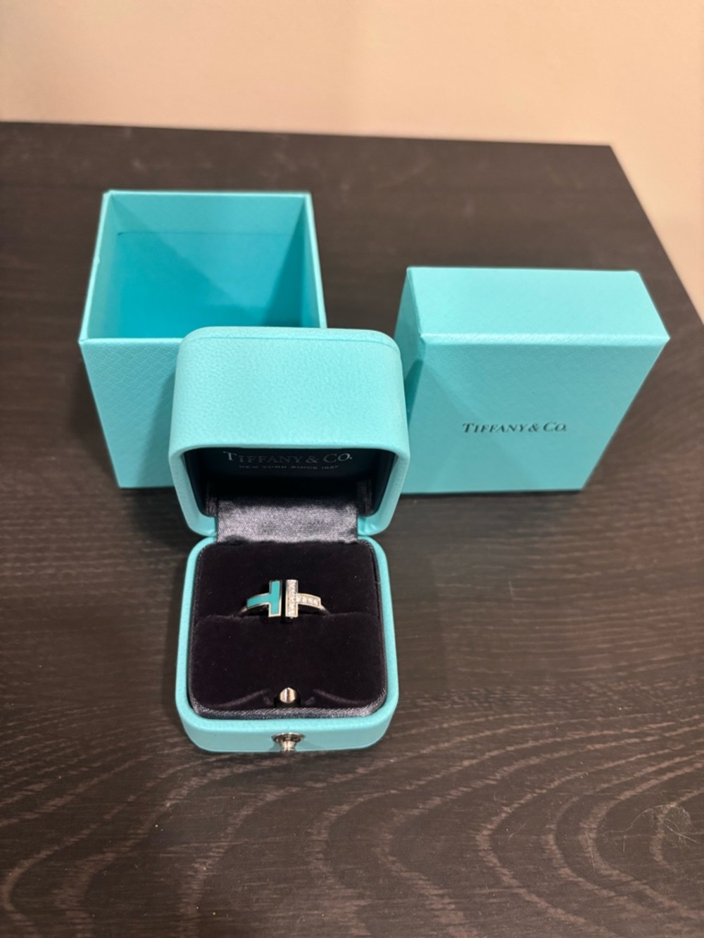 Tiffany & Co. T Ring, 18k white gold with accent diamonds - Picture 4 of 5